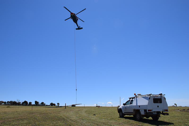 The Black Hawk lifts the Stobie pole into position 1