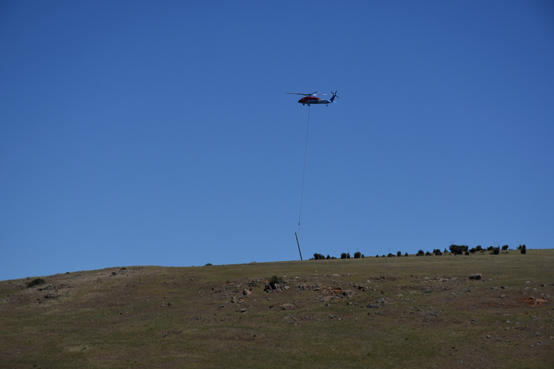 The Black Hawk lifts the Stobie pole into position 3
